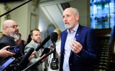 Dubé doit écarter le bâillon, selon QS