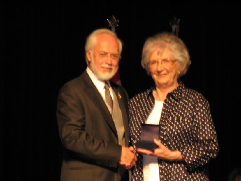 Médaille du Lieutenant-gouverneur à Micheline Major de l’AQDR Valleyfield-Suroît