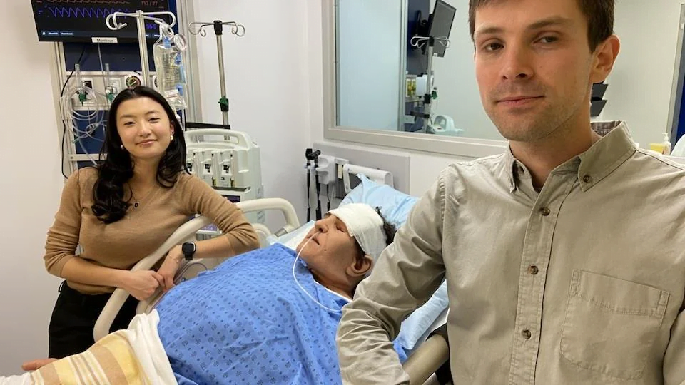 Les étudiants en sciences infirmières Annabelle Lemay et Louis-David Larouche auprès d'un mannequin du centre de simulation du campus lavallois de l'Université de Montréal. PHOTO : RADIO-CANADA / DAVIDE GENTILE